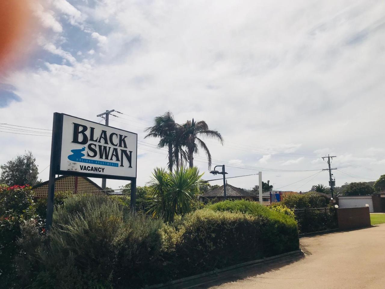 Black Swan Motor Inn Lakes Entrance Exterior photo