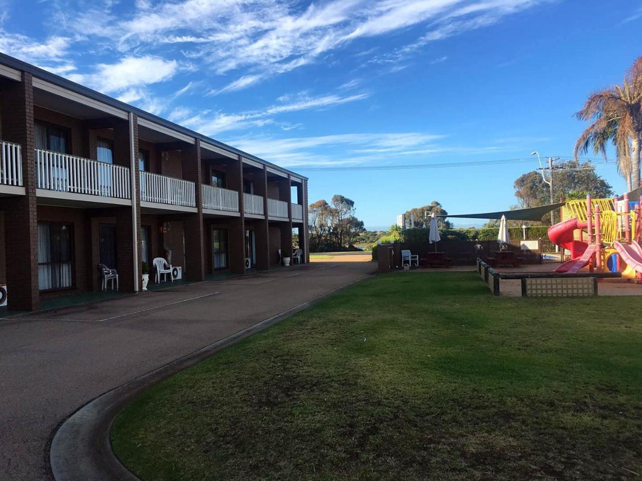 Black Swan Motor Inn Lakes Entrance Exterior photo
